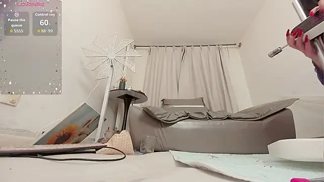 fox-yiyi online show from November 12, 2025, 12:09 pm