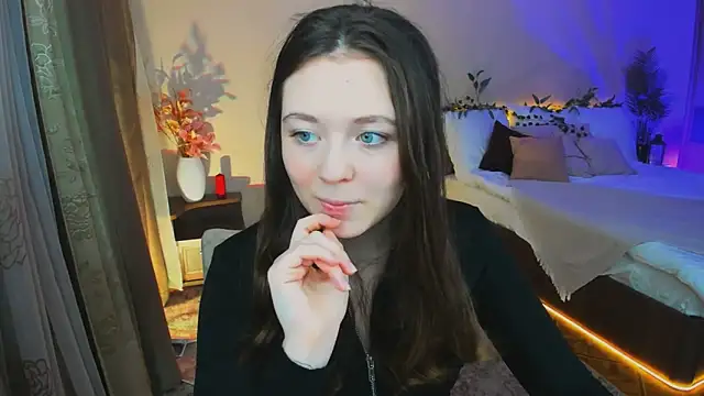 AlluringLookk online show from November 7, 2025, 4:22 pm