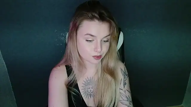 Snapshot of AngelicaHollywood chatting on November 18, 2025, 9:51 pm AngelicaHollywood online show from November 18, 2025, 9:51 pm