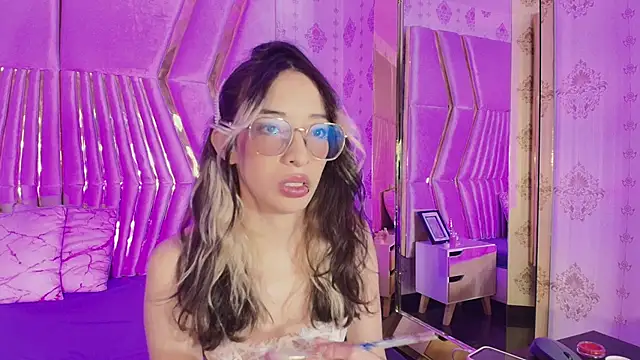 Snapshot of Emilia_Bons chatting on October 27, 2025, 2:07 pm Emilia Bons online show from October 27, 2025, 2:07 pm