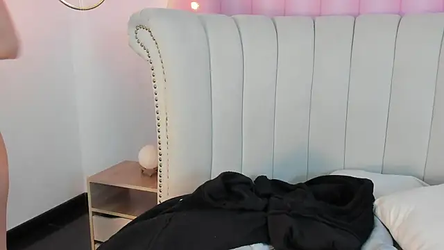 Emilia Bons online show from February 5, 2026, 1:51 pm