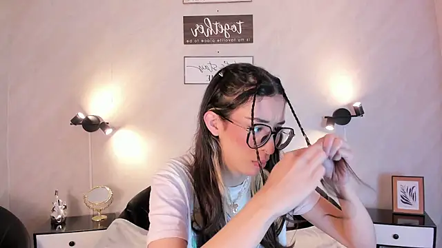 Emilia Bons online show from February 10, 2026, 1:10 pm