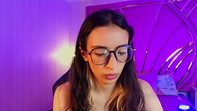 Snapshot of Emilia_Bons chatting on December 18, 2025, 2:10 pm Emilia Bons online show from December 18, 2025, 2:10 pm