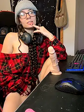 heycutie18 online show from December 15, 2025, 3:29 pm