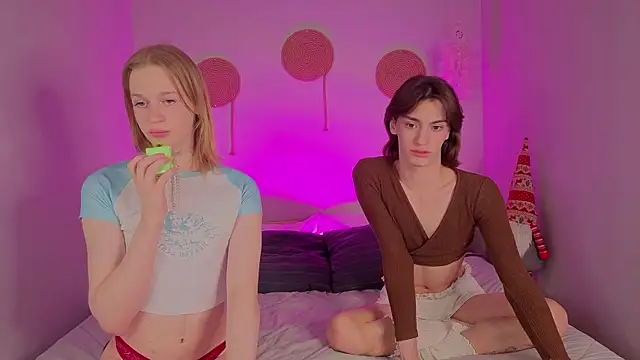 Snapshot of Olivia-Pink chatting on January 10, 2026, 9:32 pm Olivia-Pink online show from January 10, 2026, 9:32 pm