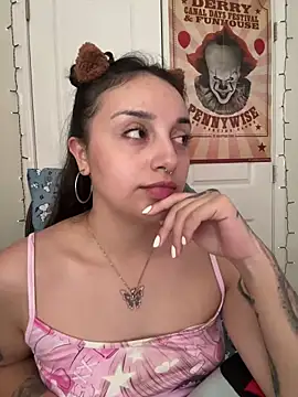 Snapshot of CharmingMaddie chatting on April 18, 2026, 7:58 pm CharmingMaddie online show from April 18, 2026, 7:58 pm