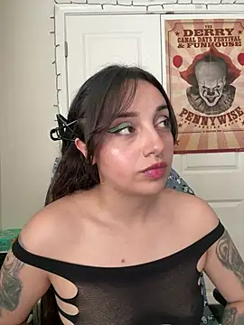 Snapshot of CharmingMaddie chatting on April 23, 2026, 5:03 pm CharmingMaddie online show from April 23, 2026, 5:03 pm