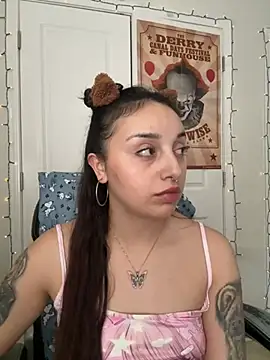 Snapshot of CharmingMaddie chatting on April 18, 2026, 7:07 pm CharmingMaddie online show from April 18, 2026, 7:07 pm