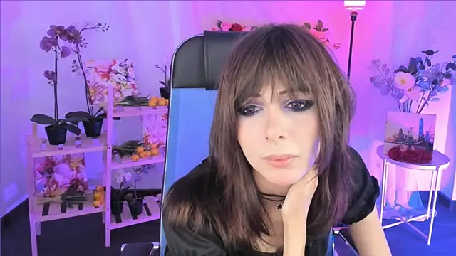 Snapshot of CrystallBloom chatting on December 21, 2025, 7:26 pm CrystallBloom online show from December 21, 2025, 7:26 pm