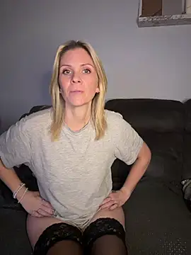 Lexi-Lux-X online show from November 15, 2025, 2:21 pm