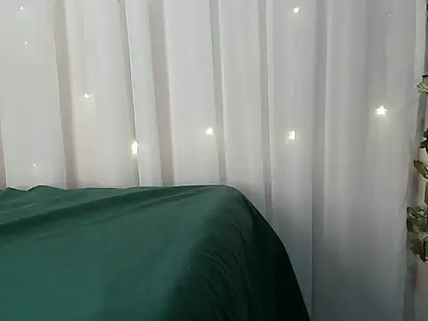 Snapshot of angelainparis28 chatting on December 4, 2025, 5:06 am angelainparis28 online show from December 4, 2025, 5:06 am