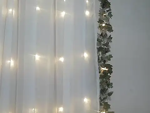 Snapshot of angelainparis28 chatting on November 21, 2025, 4:44 am angelainparis28 online show from November 21, 2025, 4:44 am