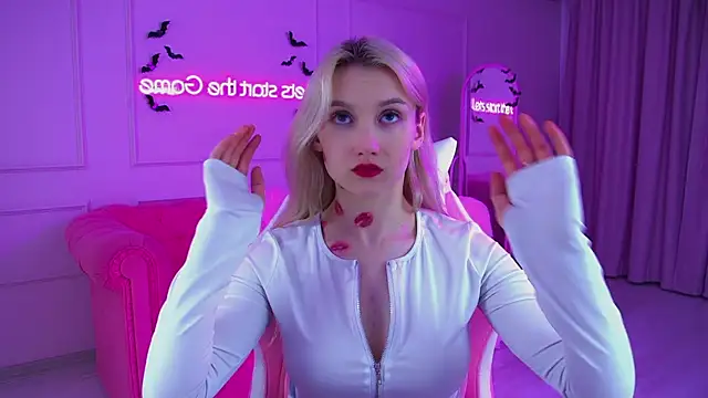 StacyEvances online show from October 25, 2025, 6:19 pm