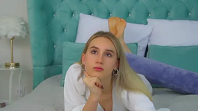 VictoriaHopsons online show from October 5, 2025, 6:26 am