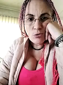 Snapshot of est_82 chatting on September 30, 2025, 9:04 am est 82 online show from September 30, 2025, 9:04 am