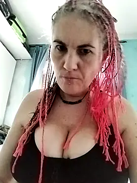 Snapshot of est_82 chatting on September 8, 2025, 3:33 pm est 82 online show from September 8, 2025, 3:33 pm