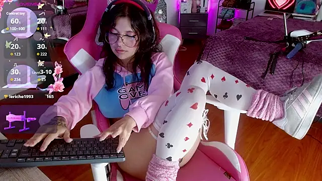 Snapshot of larah_uwu chatting on September 27, 2025, 7:25 am larah uwu online show from September 27, 2025, 7:25 am