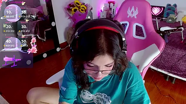 Snapshot of larah_uwu chatting on September 27, 2025, 7:42 pm larah uwu online show from September 27, 2025, 7:42 pm