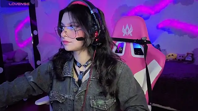 larah uwu online show from November 13, 2025, 7:18 pm