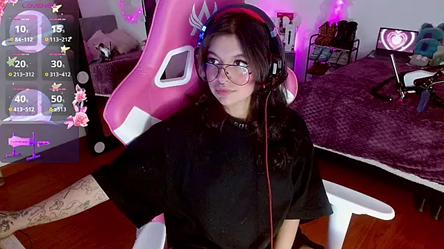 Snapshot of larah_uwu chatting on September 29, 2025, 8:25 pm larah uwu online show from September 29, 2025, 8:25 pm