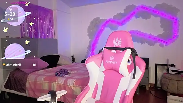 larah uwu online show from April 18, 2026, 6:21 pm