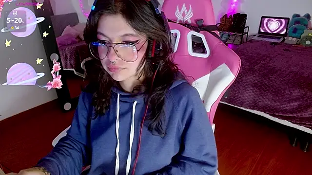 Snapshot of larah_uwu chatting on September 30, 2025, 7:42 pm larah uwu online show from September 30, 2025, 7:42 pm