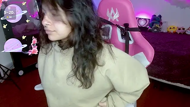 Snapshot of larah_uwu chatting on October 5, 2025, 7:48 pm larah uwu online show from October 5, 2025, 7:48 pm