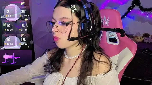 larah uwu online show from December 14, 2025, 7:08 pm