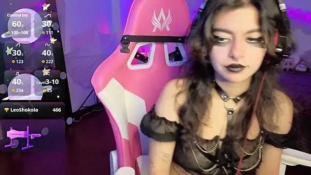 larah uwu online show from November 18, 2025, 7:39 pm