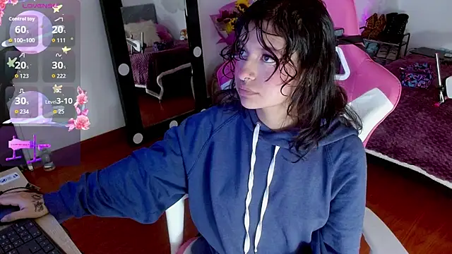 Snapshot of larah_uwu chatting on October 1, 2025, 7:40 pm larah uwu online show from October 1, 2025, 7:40 pm