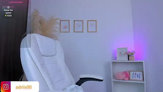 shannel moss   online show from March 28, 2026, 11:28 pm