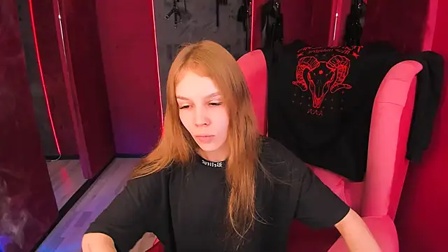 Snapshot of Selen_hells_weet chatting on October 5, 2025, 5:03 pm Selen hells weet online show from October 5, 2025, 5:03 pm