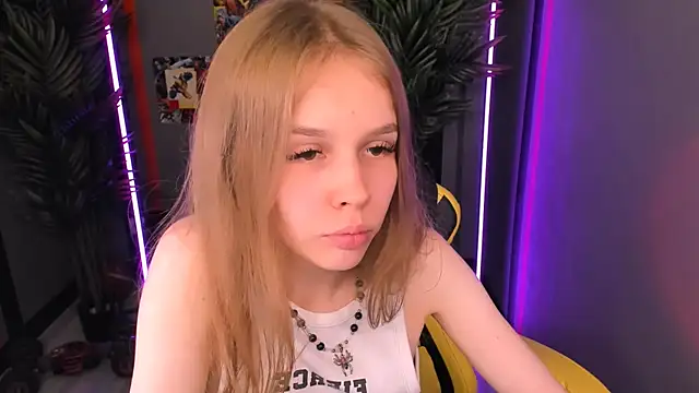 Snapshot of Selen_hells_weet chatting on October 3, 2025, 5:03 pm Selen hells weet online show from October 3, 2025, 5:03 pm