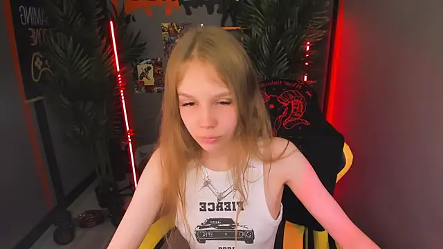 Snapshot of Selen_hells_weet chatting on October 15, 2025, 9:45 pm Selen hells weet online show from October 15, 2025, 9:45 pm