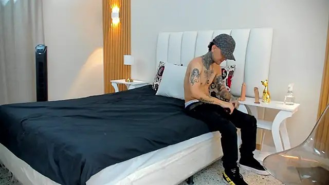 lilyth adam online show from November 3, 2025, 8:01 pm