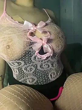 Snapshot of emiliafrancaise chatting on February 9, 2026, 8:23 am emiliafrancaise online show from February 9, 2026, 8:23 am