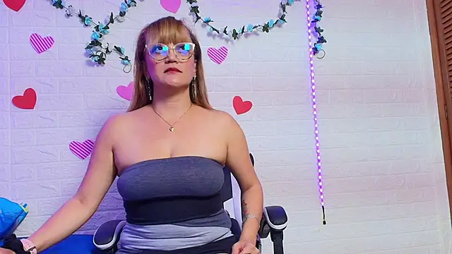Snapshot of naomi_diamond_ chatting on October 10, 2025, 11:11 am naomi diamond online show from October 10, 2025, 11:11 am