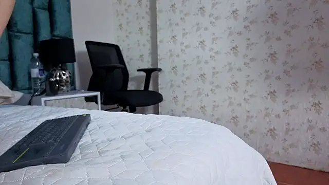 Emma Foxi online show from December 18, 2025, 8:23 pm