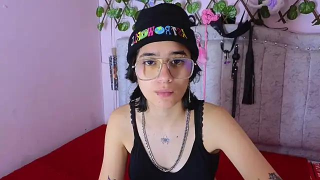 katalinathxandbritney1 online show from September 22, 2025, 11:44 pm