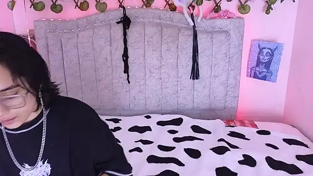 katalinathxandbritney1 online show from September 13, 2025, 9:59 pm