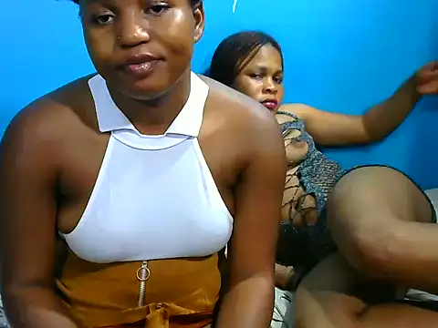 Snapshot of SweetHoney21_ chatting on October 7, 2025, 12:33 am SweetHoney21 online show from October 7, 2025, 12:33 am