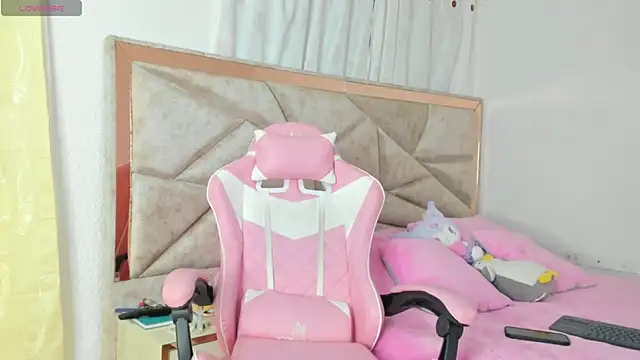 kendal hot01 online show from October 6, 2025, 9:15 pm