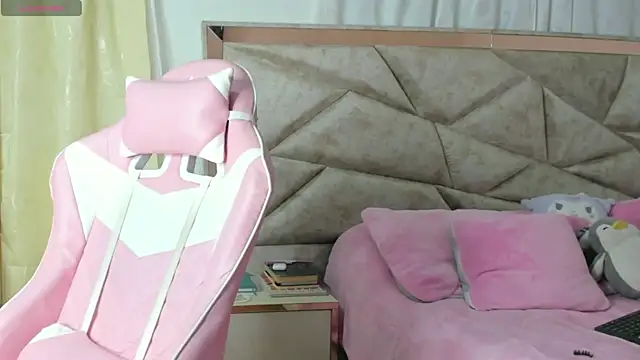 kendal hot01 online show from October 30, 2025, 12:14 pm