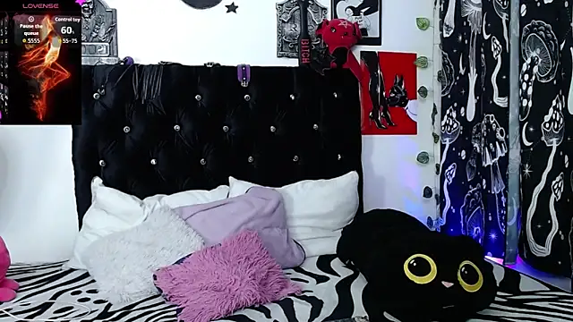 mayaREDdoll online show from May 14, 2026, 1:24 am