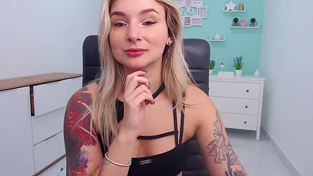 Snapshot of LilFleurish chatting on November 26, 2025, 5:18 am LilFleurish online show from November 26, 2025, 5:18 am