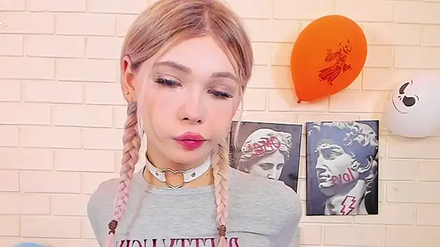 Blondy Fina online show from November 9, 2025, 4:38 am