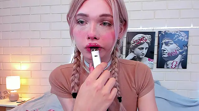 Blondy Fina online show from September 19, 2025, 4:38 am