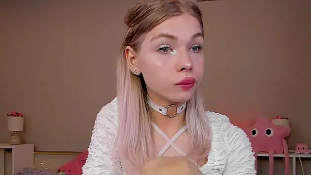 Blondy Fina online show from May 31, 2026, 4:40 am