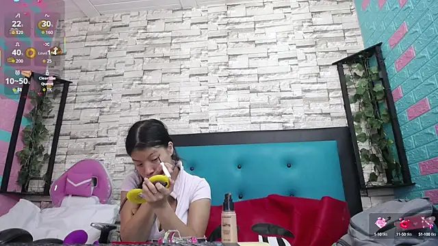 Snapshot of maily_can chatting on October 29, 2025, 1:21 pm maily can online show from October 29, 2025, 1:21 pm