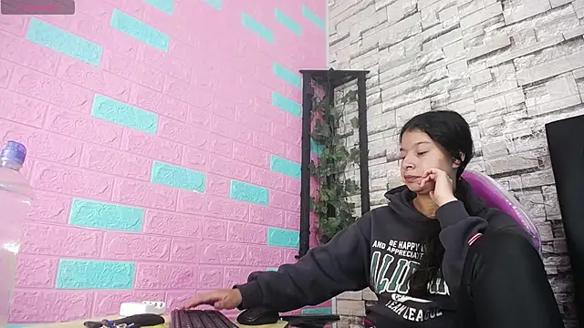 Snapshot of maily_can chatting on November 29, 2025, 12:27 pm maily can online show from November 29, 2025, 12:27 pm